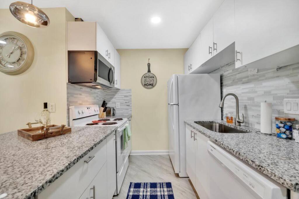 Cozy 2 Bedroom Duplex In Charlotte, Jacuzzi, Sleeps 6 Plus 2 Exterior photo