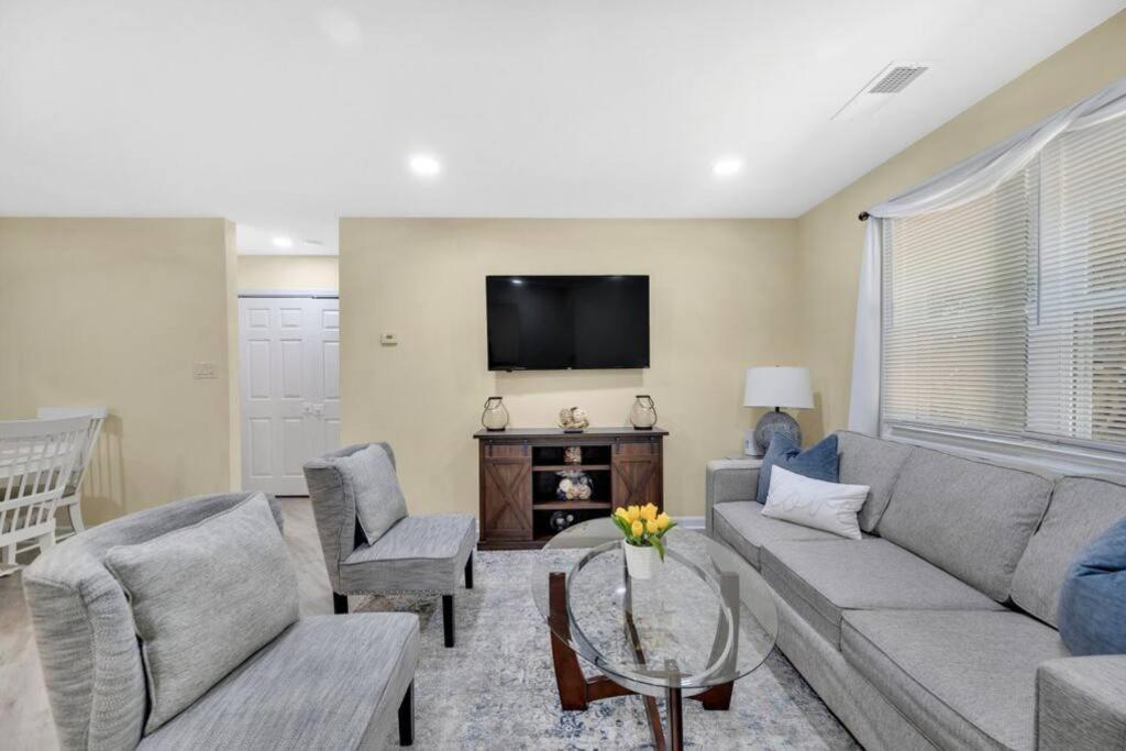 Cozy 2 Bedroom Duplex In Charlotte, Jacuzzi, Sleeps 6 Plus 2 Exterior photo