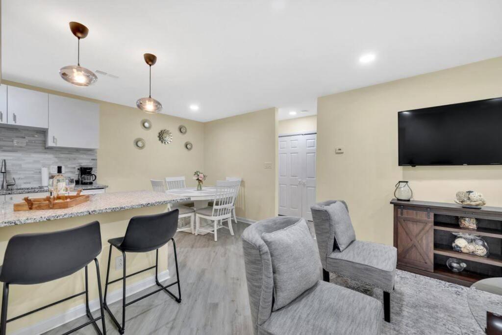 Cozy 2 Bedroom Duplex In Charlotte, Jacuzzi, Sleeps 6 Plus 2 Exterior photo