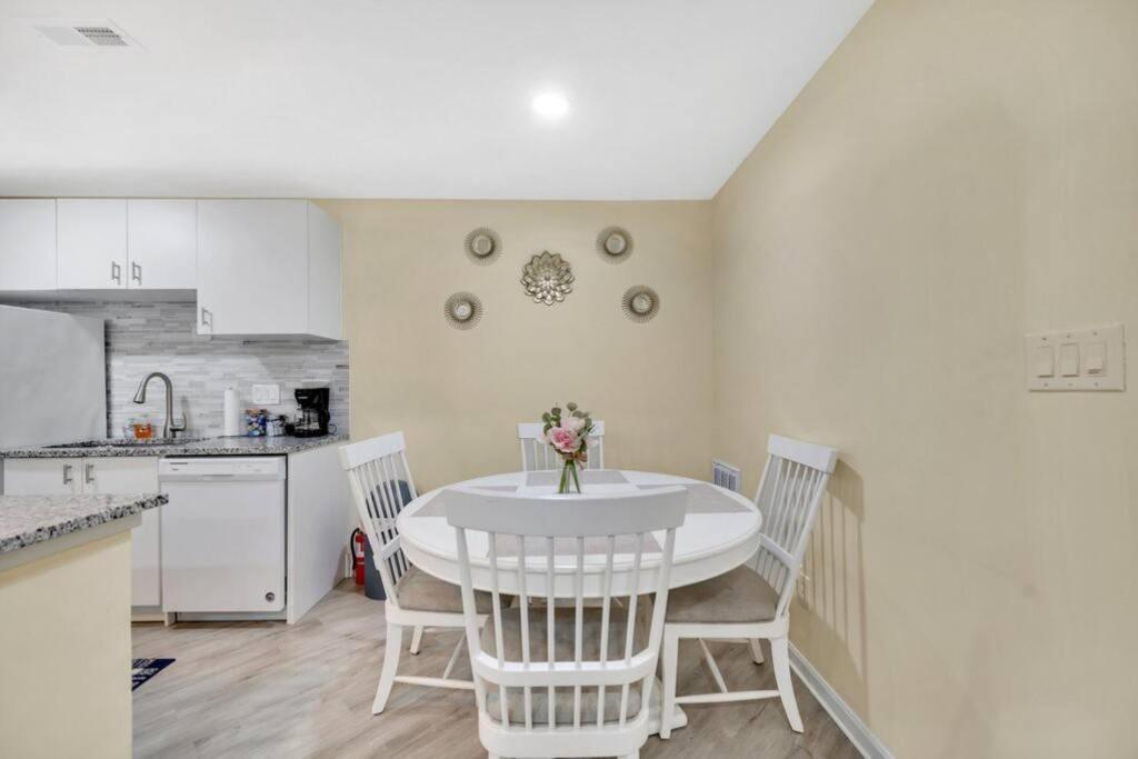 Cozy 2 Bedroom Duplex In Charlotte, Jacuzzi, Sleeps 6 Plus 2 Exterior photo