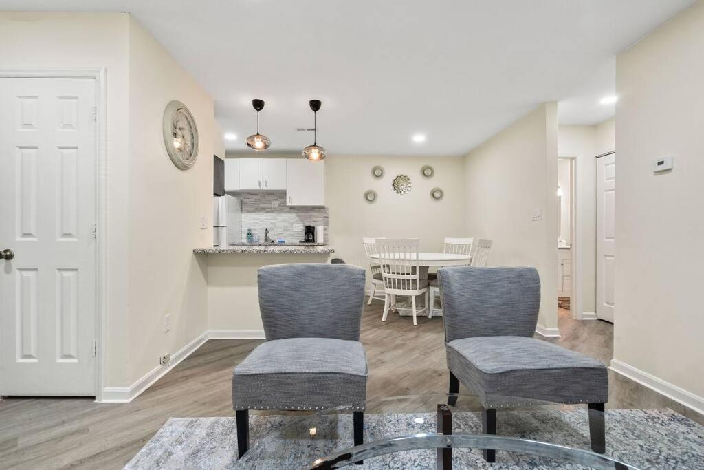 Cozy 2 Bedroom Duplex In Charlotte, Jacuzzi, Sleeps 6 Plus 2 Exterior photo