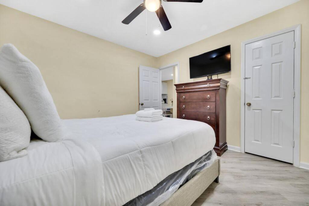 Cozy 2 Bedroom Duplex In Charlotte, Jacuzzi, Sleeps 6 Plus 2 Exterior photo